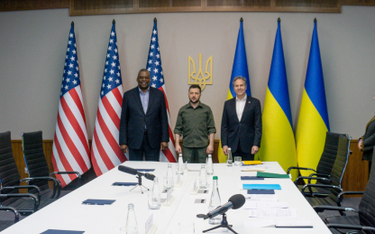 24 kwietnia w Kijowie. Prezydent Wołodymyr Zełenski i sekretarze: obrony Lloyd Austin (po lewej) ora