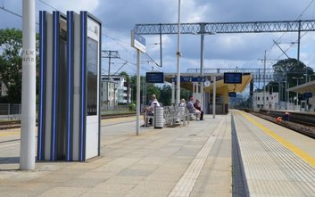 Na 51 stacjach i przystankach pojawi się ponad 430 elektronicznych wyświetlaczy