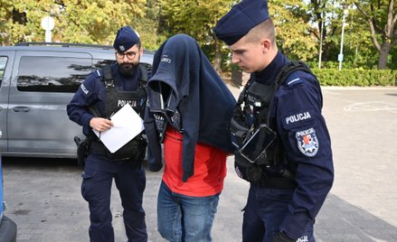 37-letni kierowca tira  podejrzany o spowodowanie karambolu podczas doprowadzania na przesłuchanie d