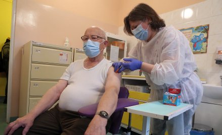 Nie ma większego wzrostu zachorowań na Covid-19. Trwają szczepienia, również nauczycieli