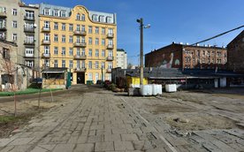 Kamienice przy ul. Brzeskiej widziane z bazaru Różyckiego, na wprost kamienica Menachema Rotlewiego 