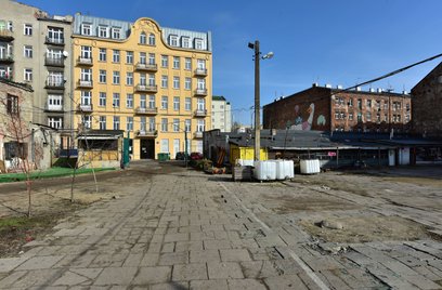 Kamienice przy ul. Brzeskiej widziane z bazaru Różyckiego, na wprost kamienica Menachema Rotlewiego 