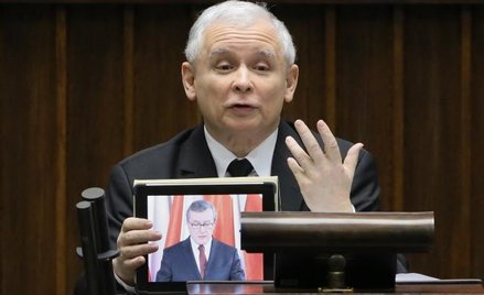 Gliński przemawiał w Sejmie. Z tabletu Kaczyńskiego