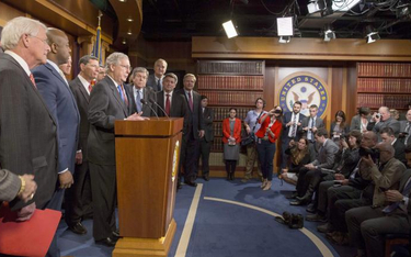 Republikańscy senatorzy, w tym ich lider Mitch McConnel, po wtorkowym głosowaniu nad ustawą podatkow