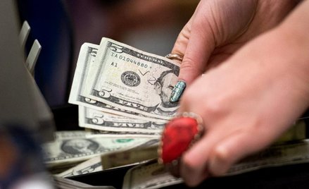 Dolar poniżej 3 złotych