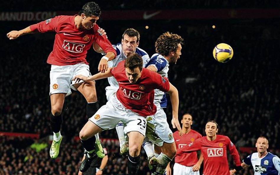 Cristiano Ronalo (z lewej) strzelił zwycięskiego gola dla Manchesteru w ligowym meczu z Blackburn. C
