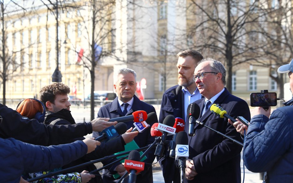 Lider Nowej Lewicy Włodzimierz Czarzasty (P), poseł Lewicy Adrian Zandberg (2P) i europoseł Robert B