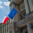 Flagi Polski i UE na budynku Kancelarii Prezesa Rady Ministrów w Warszawie