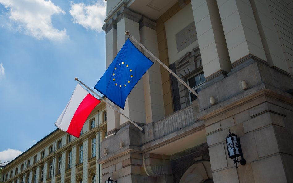 Flagi Polski i UE na budynku Kancelarii Prezesa Rady Ministrów w Warszawie