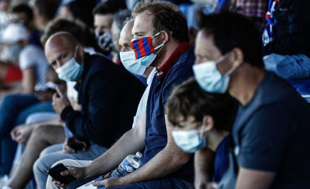 Koronawirus: mniejszy dystans społeczny, więcej ludzi na konferencjach i stadionach - rząd luzuje ob