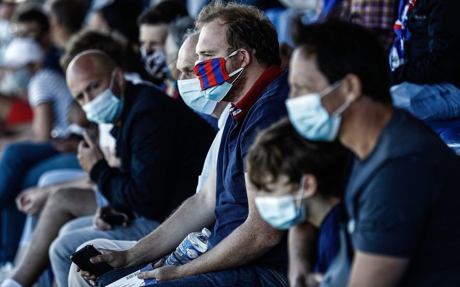 Koronawirus: mniejszy dystans społeczny, więcej ludzi na konferencjach i stadionach - rząd luzuje obostrzenia