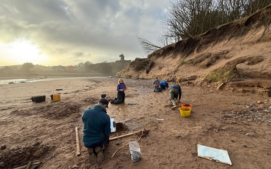 Archeolodzy na miejscu znaleziska