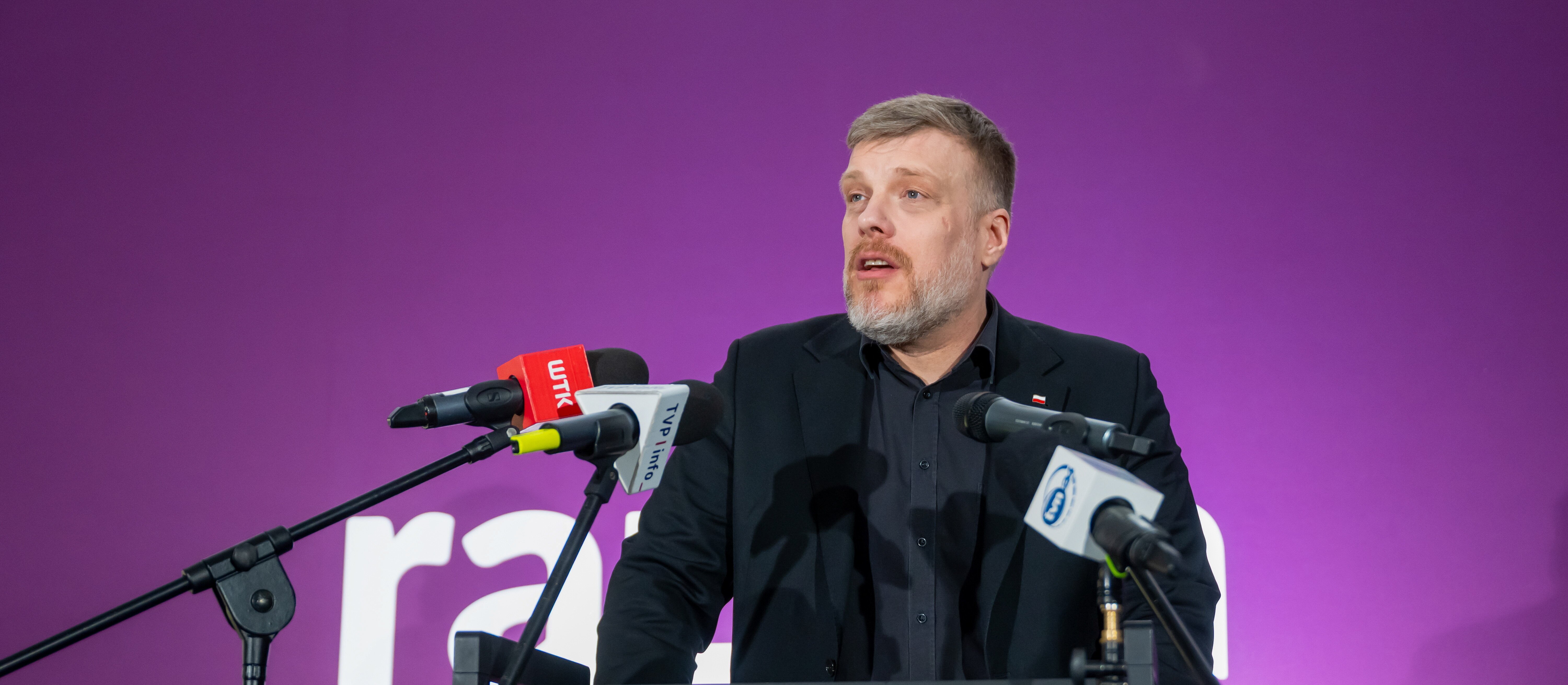 Smerf Dzikus ma alternatywę dla SAFE i propozycji Nawrockiego. „Ścieżka środka”