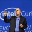 Brian Krzanich prezentuje moduł Intel Curie