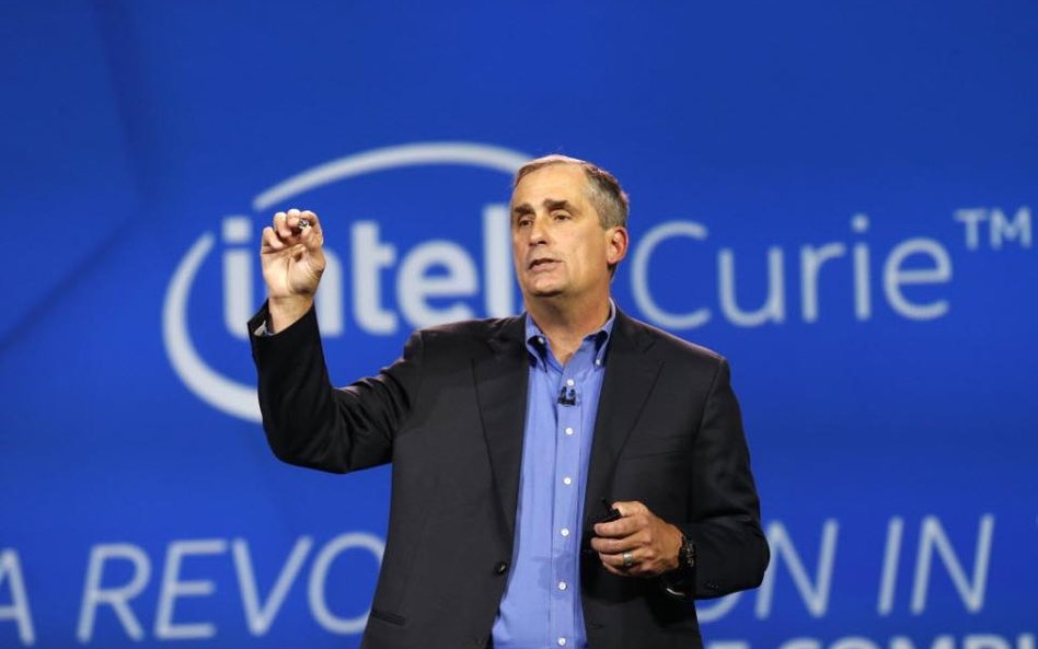 Brian Krzanich prezentuje moduł Intel Curie