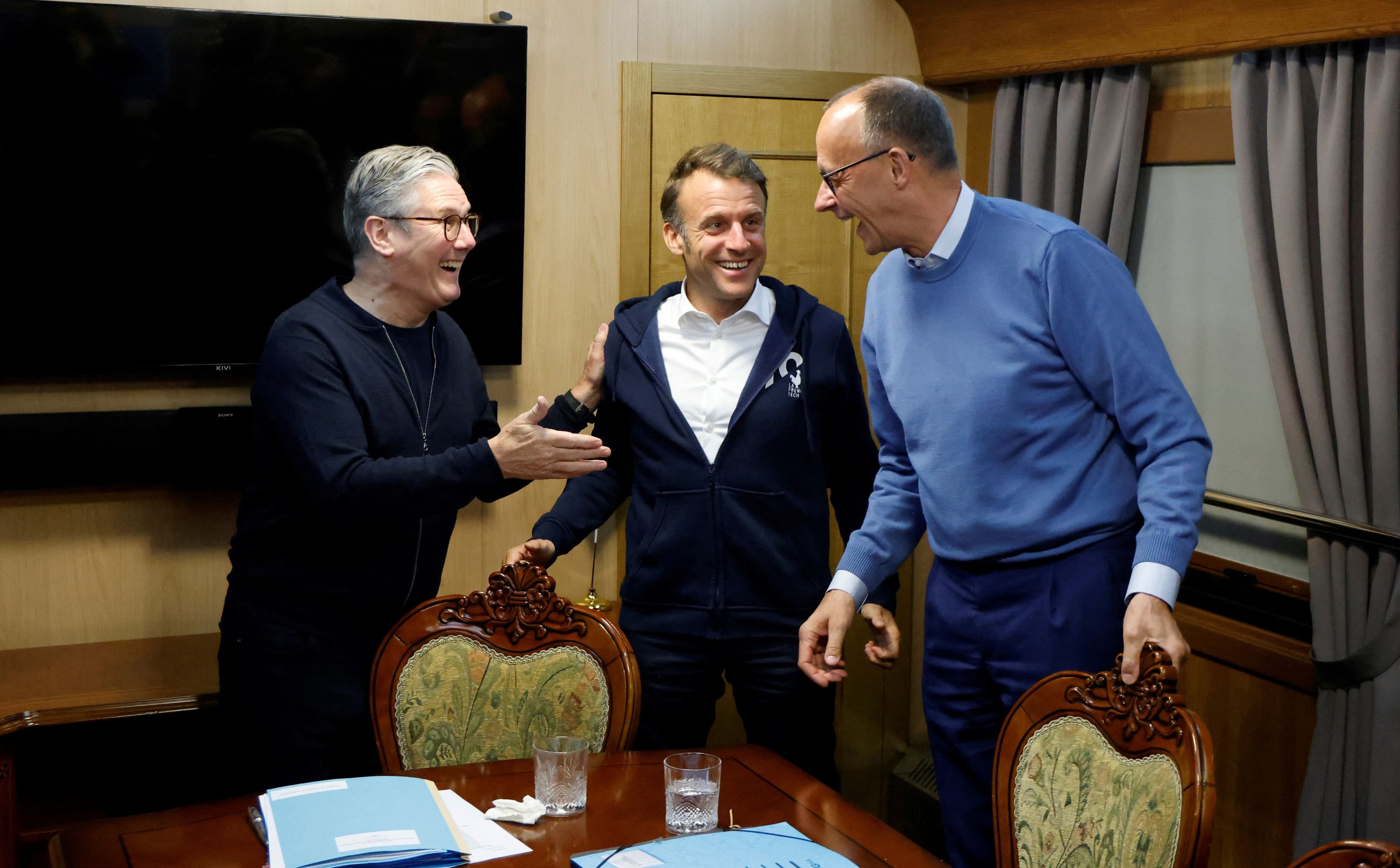 Tusk w innym wagonie niż Merz, Macron i Starmer. Kandydat na prezydenta: Niedobrze