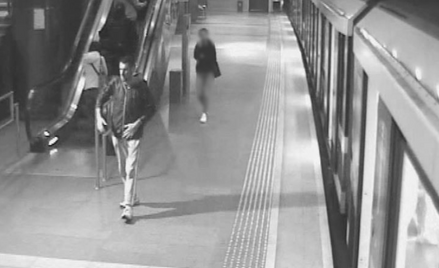 Policja poszukuje mężczyzny. Usiłował wepchnąć dwie osoby pod pociąg metra