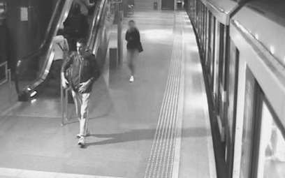 Policja poszukuje mężczyzny. Usiłował wepchnąć dwie osoby pod pociąg metra