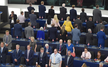 PE: Posłowie Brexitu odwrócili się plecami w czasie hymnu