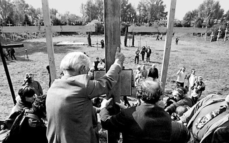 Pogłoski o próbie usunięcia papieskiego krzyża ze żwirowiska doprowadziły w 1998 roku do protestów. 