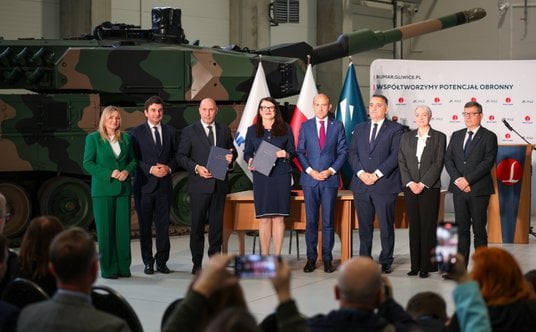 Prezydent Gliwic Katarzyna Kuczyńska-Budka (L), europoseł KO Borys Budka (4P), prezes Zakładów Mecha