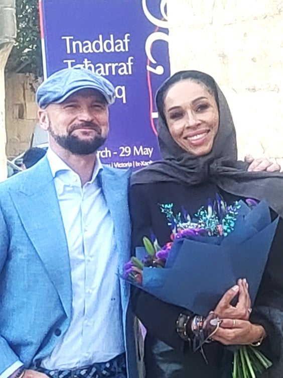 Omenaa Mensah i Rafał Brzoska na otwarciu wystawy „Redefining. Polish-Ghanaian Textile Narratives” p