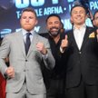 Od lewej: Saul Alvarez, jego promotor Oscar de la Hoya i Giennadij Gołowkin