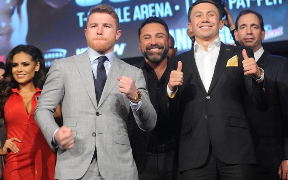 Od lewej: Saul Alvarez, jego promotor Oscar de la Hoya i Giennadij Gołowkin