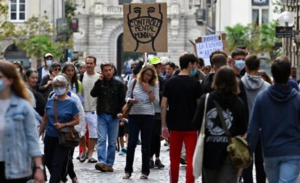 Sąd we Francji zatwierdził kontrowersyjne przepisy ws. noszenia maseczek