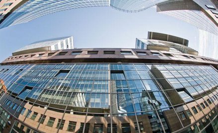 Szacuje się, że w 2009 roku zawarto w Polsce niewiele ponad 20 transakcji sprzedaży obiektów biurowy