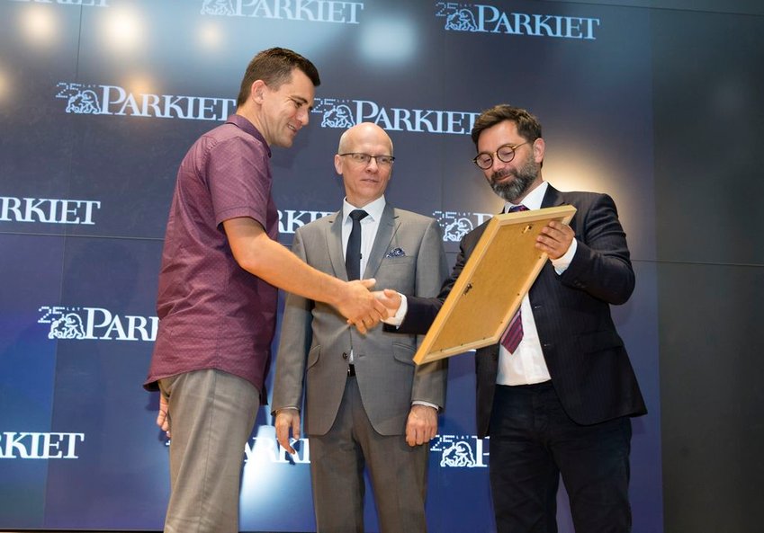 Andrzej Stec, redaktor naczelny "Parkietu", i Piotr Borowski, członek zarządu GPW, ze zwycięzcą Park