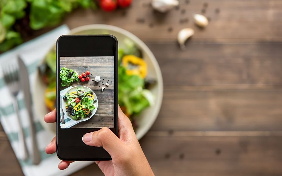 Lunch na telefon lub zamawiany online coraz bardziej popularny