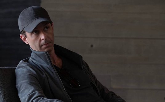 Mark Strong jako Kendall Roy, jedna z najbardziej wyrazistych postaci „Sukcesji”.