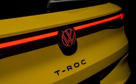 Volkswagen T-Roc ma podświetlany logotyp z przodu i z tyłu