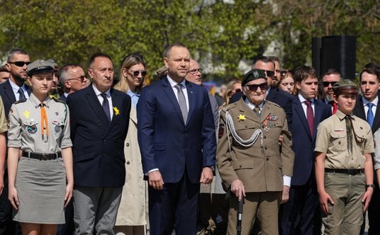 Prezydent Karol Nawrocki podczas uroczystości przed Pomnikiem Bohaterów Getta w Warszawie
