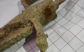 harakterystycznym elementem pochwy jest hak w kształcie serduszka, służący do mocowania szabli w skó