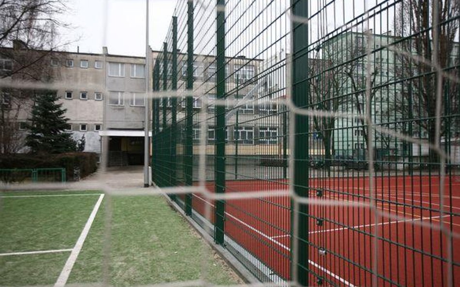 Uchwała rady nadająca szkole imię to nie akt prawa miejscowego