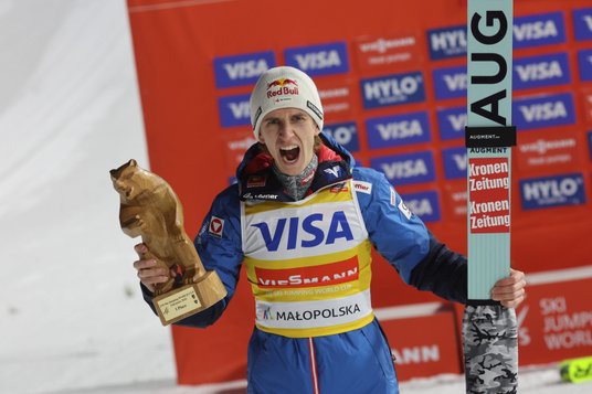 Daniel Tschofenig wygrał konkurs indywidualny, a dzień wcześniej triumfował z kolegami z reprezentac