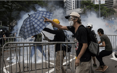 Protestujący w Hongkongu wykorzystują przeciw policji lasery