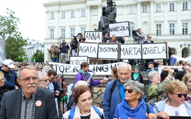 Protest Strajku Kobiet pod hasłem „Ani Jednej Więcej. Przestańcie nas zabijać” w Warszawie
