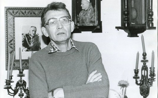 Leszek Moczulski w swoim gabinecie w warszawskim mieszkaniu. Zdjęcie wykonane między październikiem 