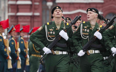 Rosyjscy żołnierze w czasie parady z 2021 roku