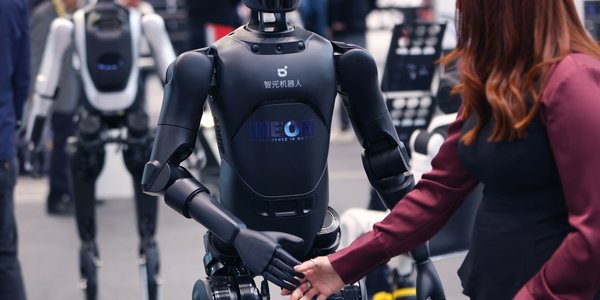 Gigant aut elektrycznych stawia na humanoidy. Roboty mają trafić do domów