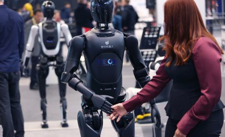Chińskie roboty podbijają świat (na zdjęciu humanoid Agibot). Do ekspansji dołącza właśnie koncern B