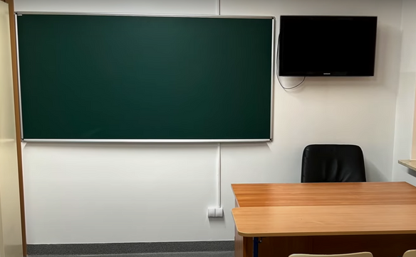 W sali lekcyjnej odbywają się zajęcia edukacyjne