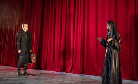 Przybywa egzorcysta do klasztoru