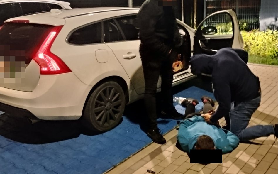 Zatrzymano dwóch podejrzanych o kradzieże z włamaniem 6 pojazdów