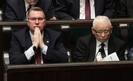 Prezes Prawa i Sprawiedliwości Jarosław Kaczyński (P) oraz wiceprezes ugrupowania Przemysław Czarnek