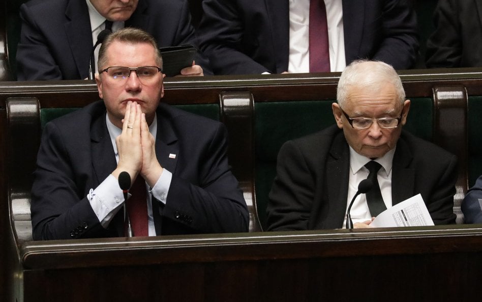 Prezes Prawa i Sprawiedliwości Jarosław Kaczyński (P) oraz wiceprezes ugrupowania Przemysław Czarnek
