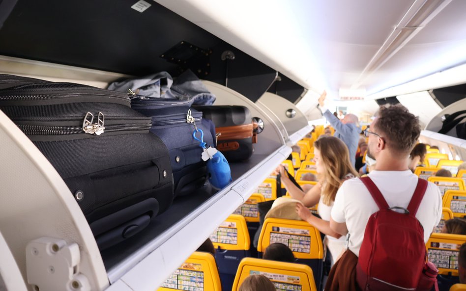 Sąd w Brukseli potwierdził, że przewoźnik nie łamie prawa doliczając opłatę za bagaż podręczny wkład